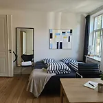 아파트 Center With Balcony, Garden & Free Parking *