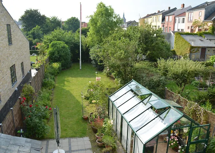 Center With Balcony, Garden & Free Parking Appartamento